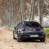 Mercedes convirtió en eléctrico su máximo exponente de lujo y tecnología. No contaban con que su peor enemigo era el coche de gasolina que querían sustituir
