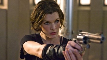 'Resident Evil'. Milla Jovovich suelta prenda sobre la próxima película