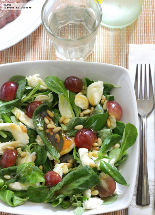 Ensalada de canónigos, albahaca, mozzarella y piñones con vinagreta de