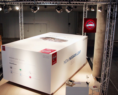 Nissan se marca el 'unboxing' de su Leaf 30kWh conectado en el Mobile World Congress. ¿Será este el futuro?