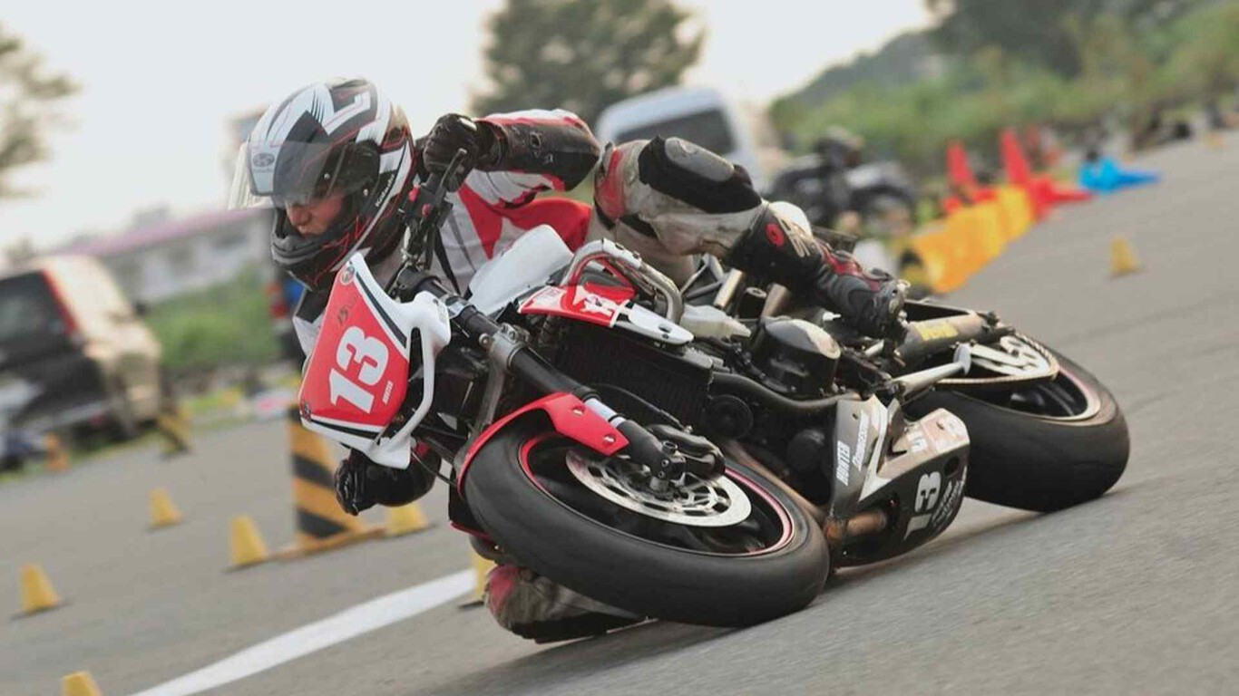 Bienvenido a MotoGymkhana, un mundial de MotoGP sin pasar de 80 km/h que es como sacarse el carnet de moto pero a lo bestia