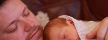 Papá, coge tú también a tu bebé piel con piel siempre que puedas