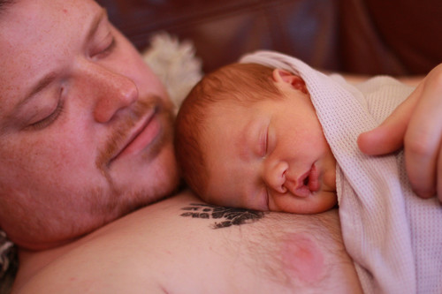 Papá, coge tú también a tu bebé piel con piel siempre que puedas