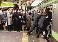 Los "empujadores" de trenes japoneses