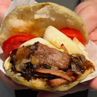 El asado negro y las arepas son dos de las estrellas de la cocina venezolana. El chef Gerardo Bracho los une de esta manera 