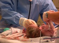 Operan a una niña justo antes de nacer