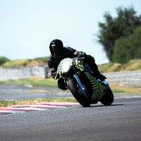 ¡Gas! La moto superdeportiva Aston Martin AMB 001 ya está en su fase final de pruebas en circuito