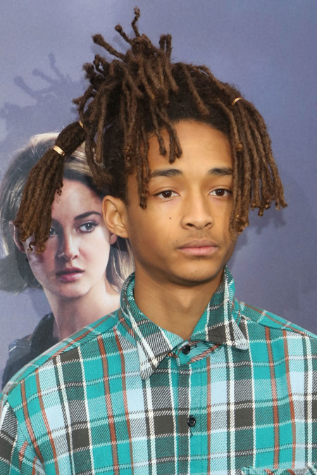 Jaden Smith pone de moda los anillos de Cartier para adornarse las rastas