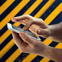 Un neurocirujano compara a los jóvenes con los pacientes con Alzheimer: el peso del smartphone en la "demencia digital"