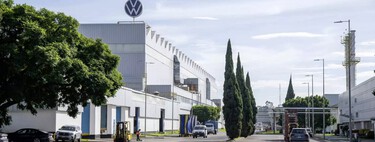 Volkswagen de México es denunciada en Puebla: señalan que exigía horas extra sin pago completo 