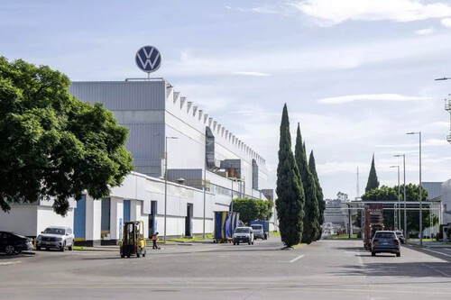 Volkswagen de México es denunciada en Puebla: señalan que exigía horas extra sin pago completo