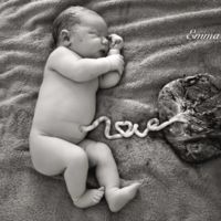 La preciosa foto de un bebé, su placenta y el cordón diciendo "Love"