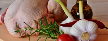 Lavar el pollo antes de cocinar puede ser más peligroso de lo que pensabas. Te contamos el motivo 