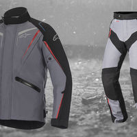 ¿Que llueve? No hay problema, con el nuevo conjunto Alpinestars Yokohama Drystar no tienes que preocuparte de nada 
