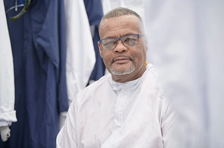 Appleの再教育の取り組みを利用して、機械オペレーターから高精度部品の製造に転身した労働者の1人。