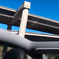 ¡Ver para creer! Un Tesla Model Y pierde el techo solar en una autovía y pone en entredicho los controles de calidad de Tesla