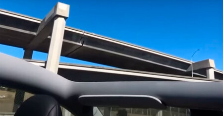 ¡Ver para creer! Un Tesla Model Y pierde el techo solar en una autovía y pone en entredicho los controles de calidad de Tesla