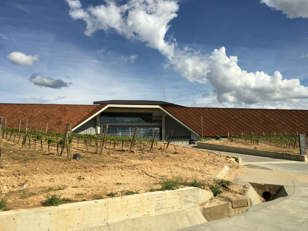 La bodega que diseñó Norman Foster, una escapada de enoturismo perfecta desde Madrid