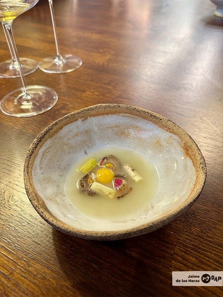 Abalon Puerro Y Huevo De Codorniz En Caldo Dashi De Suero De Leche