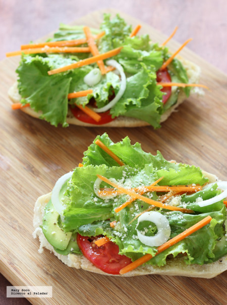 Tostadas de pan con aguacate y vegetales frescos. Receta de verano