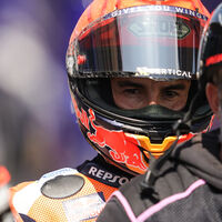 Paolo Simoncelli defiende a Marc Márquez de las críticas: "Sus adelantamientos son la esencia de MotoGP" 