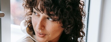 Conchi Arias, estilista experta en rizos: "Para que la cana no amarillee hay que protegerla del calor" 