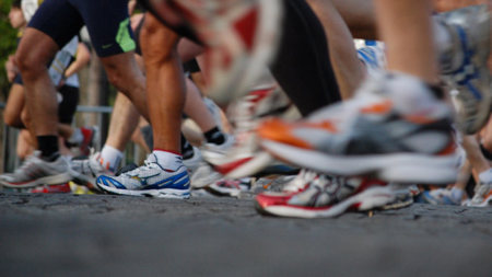 Evita mojar las zapatillas durante la carrera