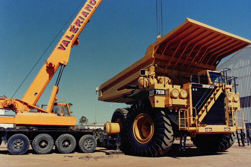 Michelin nos abre las puertas de su centro de Almería: allí nacen sus neumáticos más bestias, como el gigante de 150.000 euros
