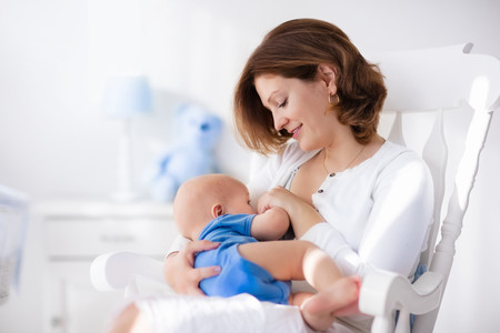 Ni infusiones, ni zumos, ni agua: hasta los seis meses del bebé, solo lactancia exclusiva