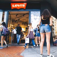 Alerta súper chollo: estos pantalones chinos de Levi's son el mejor fichaje para la oficina rebajados a (casi) mitad de precio 