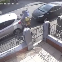El colmo: le roban la moto en la puerta de su casa, a plena luz y con cámaras. Lo podía haber evitado con un antirrobo