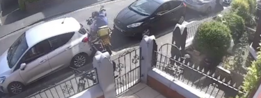 El colmo: le roban la moto en la puerta de su casa, a plena luz y con cámaras. Lo podía haber evitado con un antirrobo
