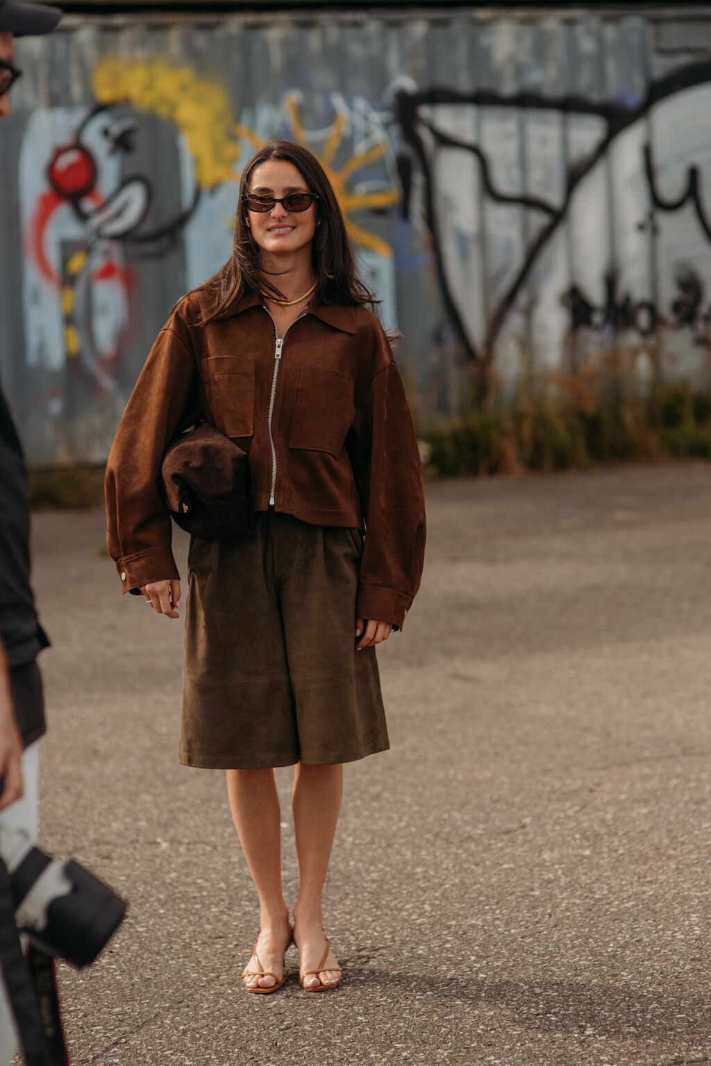 Novedades de H&M: la falda plisada color marrón que llevaremos con jersey oversize en otoño 