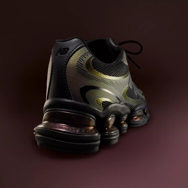 New Balance cierra el año con unas zapatillas iridiscentes para recibir el 2026 con un guiño futurista