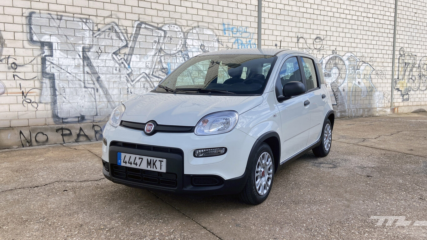Probamos el Fiat Panda Hybrid: el coche con etiqueta ECO más barato no puede ser más básico, pero cumple con lo que promete