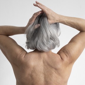 Ocho ejercicios perfectos para corregir la joroba o espalda encorvada a partir de los 50 y que se pueden hacer en casa 