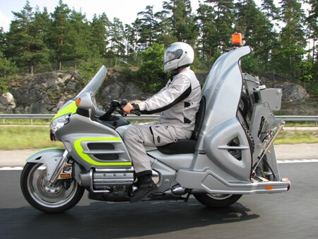 Honda Gold Wing Motorcycle Hauls Cars 24628 2