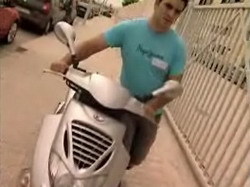El ganador del concurso "¿Qué harías por un Polo?" destroza su moto a cambio de un Polo