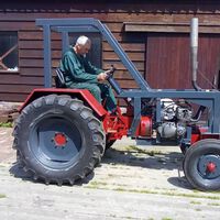 Este agricultor le ha puesto a su tractor el motor de una vieja Suzuki de Superbikes: 80 CV de potencia agraria sonando como una MotoGP