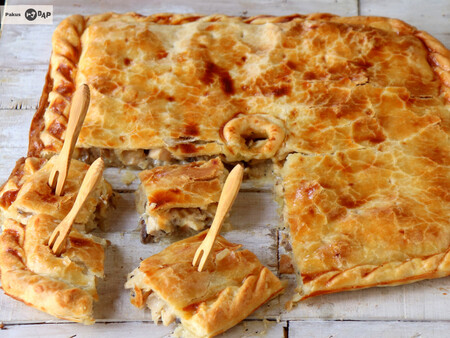 Empanada casera de pollo y setas, la receta más sencilla y socorrida cuando somos muchos a comer