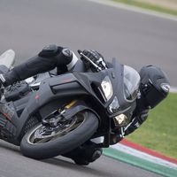 La Aprilia RSV4 1100 Factory es un híbrido de calle entre MotoGP y SBK con 217 CV, 122 Nm y alerones