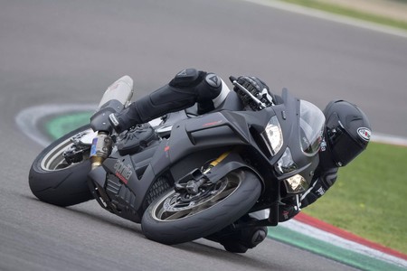 La Aprilia RSV4 1100 Factory es un híbrido de calle entre MotoGP y SBK con 217 CV, 122 Nm y alerones