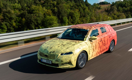El nuevo Škoda Octavia vendrá con variantes mild-hybrid e híbridas enchufables, y será más tecnológico