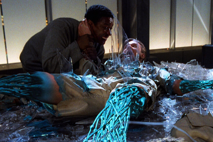 Hoy nadie se acuerda de esta peli de ciencia ficción con Russel Crowe de villano, pero hace 30 años ya nos advirtió de los peligros de la IA