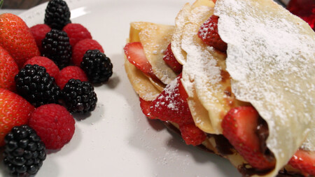 Crepas fáciles sin crepera en sartén de chocolate y fresa. Receta fácil para el Día del Amor y la Amistad