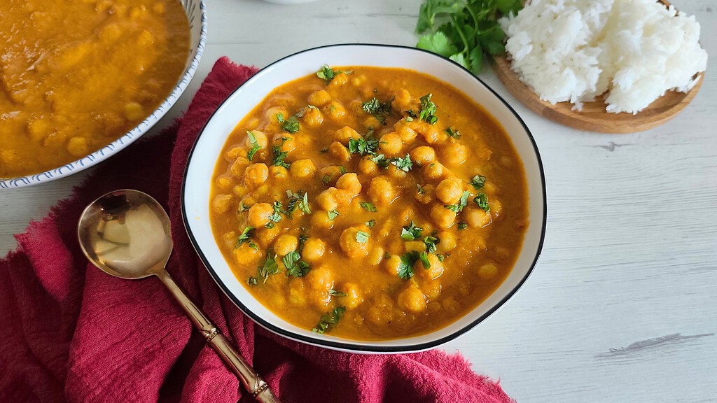 Chana masala, el guiso indio de garbanzos que conquista por su mezcla de especias