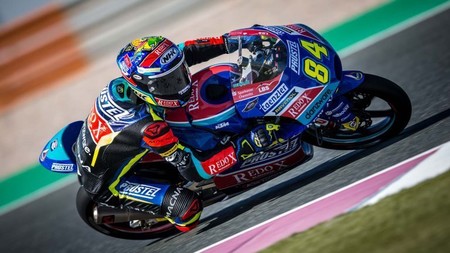 Jakub Kornfeil lidera los entrenamientos de Moto3 en Assen y Arón Canet sufre