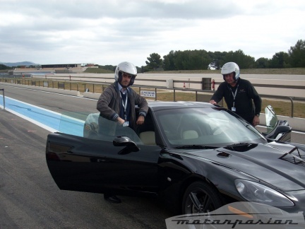 Posando con un Corvette C6