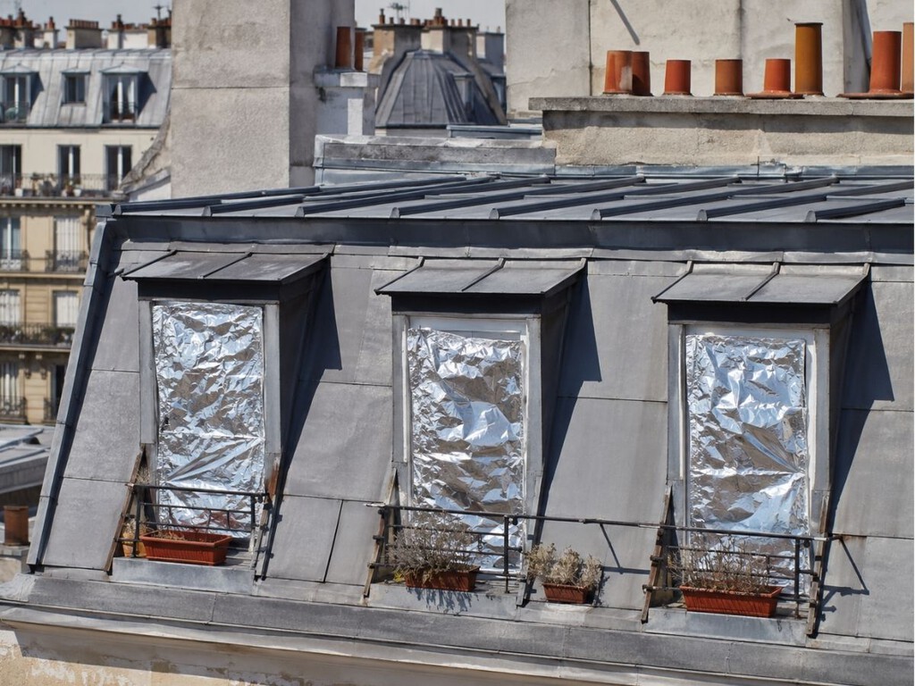 Un arquitecto francés sobre el papel de aluminio en ventanas de París contra el calor: “Es una solución de emergencia, económica y superficial, ya que no altera la vivienda”