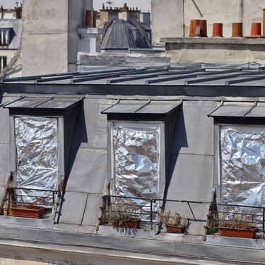 Un arquitecto francés sobre el papel de aluminio en ventanas de París contra el calor: “Es una solución de emergencia, económica y superficial, ya que no altera la vivienda” 